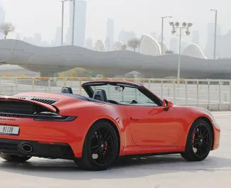 Porsche 911 Carrera GTS 2023 beschikbaar voor verhuur in Dubai, met een kilometerlimiet van onbeperkt.