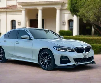 Verhuur BMW 330i. Comfort, Premium Auto te huur in de VAE ✓ Borg van Borg van 2500 AED ✓ Verzekeringsmogelijkheden TPL.