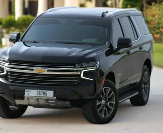 Interieur van Chevrolet Tahoe te huur in de VAE. Een geweldige auto met 8 zitplaatsen en een Automatisch transmissie.