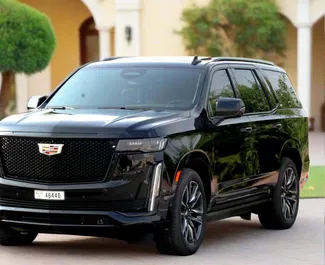 Vooraanzicht van een huurauto Cadillac Escalade in Dubai, Verenigde Arabische Emiraten ✓ Auto #13267. ✓ Transmissie Automatisch TM ✓ 0 beoordelingen.