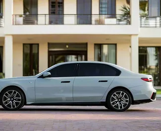 Interieur van BMW 735i te huur in de VAE. Een geweldige auto met 5 zitplaatsen en een Automatisch transmissie.