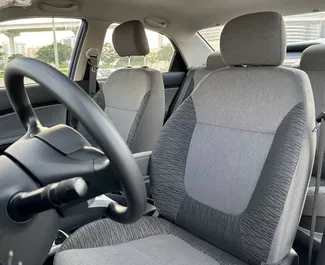 Vooraanzicht van een huurauto Kia Pegas in Dubai, Verenigde Arabische Emiraten ✓ Auto #13287. ✓ Transmissie Automatisch TM ✓ 0 beoordelingen.