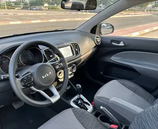 Vooraanzicht van een huurauto Kia Pegas in Dubai, Verenigde Arabische Emiraten ✓ Auto #13288. ✓ Transmissie Automatisch TM ✓ 0 beoordelingen.