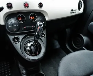 Benzine motor van 1,0L van Fiat 500 2024 te huur in Dubai.