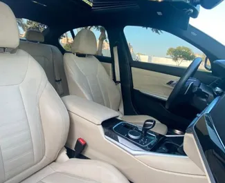 Autohuur BMW 330i 2020 in in de VAE, met Benzine brandstof en 255 pk ➤ Vanaf 275 AED per dag.