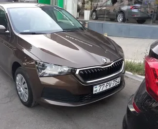 Vooraanzicht van een huurauto Skoda Rapid in Bakoe, Azerbeidzjan ✓ Auto #13502. ✓ Transmissie Automatisch TM ✓ 0 beoordelingen.