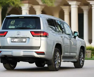 Toyota Land Cruiser 300 2023 beschikbaar voor verhuur in Dubai, met een kilometerlimiet van onbeperkt.