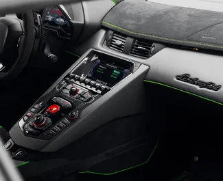 Autohuur Lamborghini Aventador-SVJ 2020 in in de VAE, met Benzine brandstof en 759 pk ➤ Vanaf 11000 AED per dag.