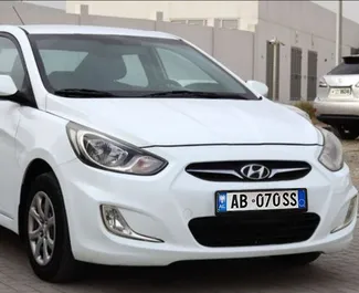Vooraanzicht van een huurauto Hyundai Accent in Durrës, Albanië ✓ Auto #13404. ✓ Transmissie Automatisch TM ✓ 0 beoordelingen.