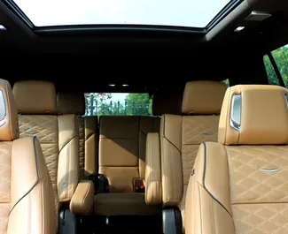 Autohuur Cadillac Escalade 2023 in in de VAE, met Benzine brandstof en 420 pk ➤ Vanaf 950 AED per dag.