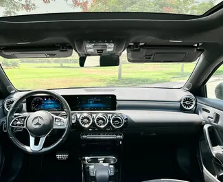 Interieur van Mercedes-Benz A220 te huur in de VAE. Een geweldige auto met 5 zitplaatsen en een Automatisch transmissie.