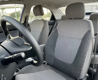 Verhuur Kia Pegas. Economy Auto te huur in de VAE ✓ Borg van Borg van 2500 AED ✓ Verzekeringsmogelijkheden TPL.