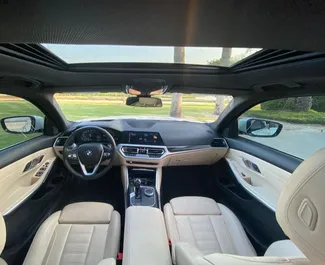 Autohuur BMW 330i 2022 in in de VAE, met Benzine brandstof en 255 pk ➤ Vanaf 350 AED per dag.