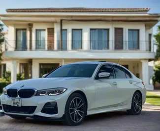 Vooraanzicht van een huurauto BMW 330i in Dubai, Verenigde Arabische Emiraten ✓ Auto #13264. ✓ Transmissie Automatisch TM ✓ 0 beoordelingen.