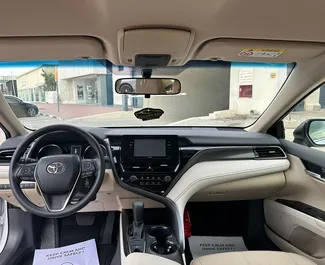 Autohuur Toyota Camry 2023 in in de VAE, met Benzine brandstof en 206 pk ➤ Vanaf 180 AED per dag.