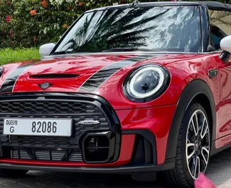 Vooraanzicht van een huurauto Mini Cooper in Dubai, Verenigde Arabische Emiraten ✓ Auto #13322. ✓ Transmissie Automatisch TM ✓ 0 beoordelingen.