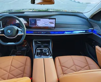 Vooraanzicht van een huurauto BMW 735i in Dubai, Verenigde Arabische Emiraten ✓ Auto #13265. ✓ Transmissie Automatisch TM ✓ 0 beoordelingen.