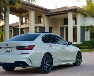 Benzine motor van 2,0L van BMW 330i 2020 te huur in Dubai.