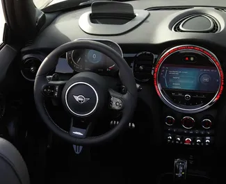 Benzine motor van 1,5L van Mini Cooper 2022 te huur in Dubai.