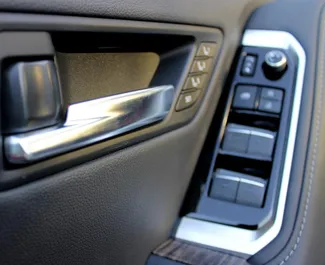 Autohuur Toyota Land Cruiser 300 2023 in in de VAE, met Benzine brandstof en 409 pk ➤ Vanaf 650 AED per dag.