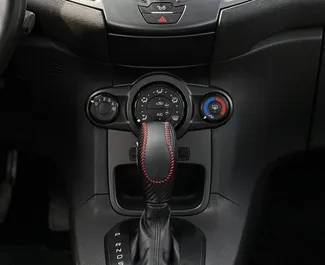 Interieur van Ford Fiesta Ecoboost te huur in Montenegro. Een geweldige auto met 5 zitplaatsen en een Automatisch transmissie.