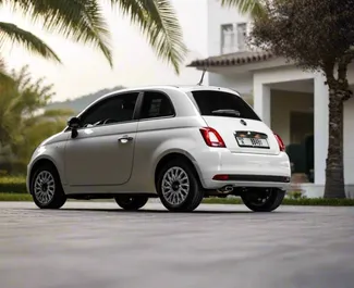 Interieur van Fiat 500 te huur in de VAE. Een geweldige auto met 4 zitplaatsen en een Automatisch transmissie.