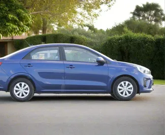 Kia Pegas 2024 beschikbaar voor verhuur in Dubai, met een kilometerlimiet van onbeperkt.