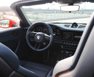 Vooraanzicht van een huurauto Porsche 911 Carrera GTS in Dubai, Verenigde Arabische Emiraten ✓ Auto #13482. ✓ Transmissie Automatisch TM ✓ 0 beoordelingen.