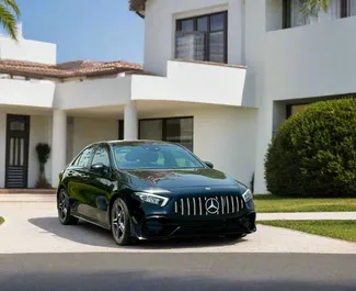 Benzine motor van 2,0L van Mercedes-Benz A220 2022 te huur in Dubai.