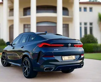 Benzine motor van 3,0L van BMW X6 2022 te huur in Dubai.