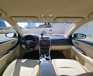 Toyota Camry 2017 beschikbaar voor verhuur in Batumi, met een kilometerlimiet van onbeperkt.