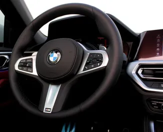 Interieur van BMW 430i Cabrio te huur in de VAE. Een geweldige auto met 4 zitplaatsen en een Automatisch transmissie.
