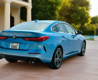 BMW 218i 2021 beschikbaar voor verhuur in Dubai, met een kilometerlimiet van onbeperkt.