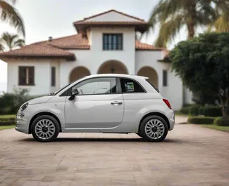 Fiat 500 2024 beschikbaar voor verhuur in Dubai, met een kilometerlimiet van onbeperkt.
