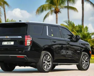 Benzine motor van 5,3L van Chevrolet Tahoe 2022 te huur in Dubai.