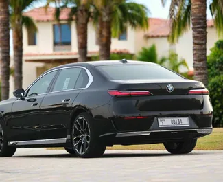 BMW 735i 2024 beschikbaar voor verhuur in Dubai, met een kilometerlimiet van onbeperkt.