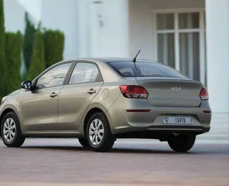 Interieur van Kia Pegas te huur in de VAE. Een geweldige auto met 5 zitplaatsen en een Automatisch transmissie.