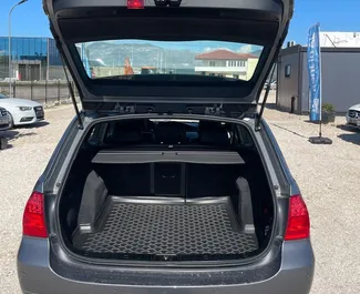 Vooraanzicht van een huurauto BMW 3-series Compact op de luchthaven van Tirana, Albanië ✓ Auto #13245. ✓ Transmissie Automatisch TM ✓ 0 beoordelingen.