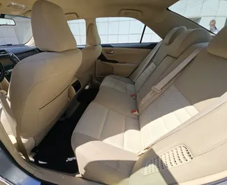 Interieur van Toyota Camry te huur in Georgië. Een geweldige auto met 5 zitplaatsen en een Automatisch transmissie.