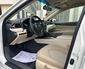 Verhuur Toyota Camry. Comfort, Premium Auto te huur in de VAE ✓ Borg van Borg van 2500 AED ✓ Verzekeringsmogelijkheden TPL.