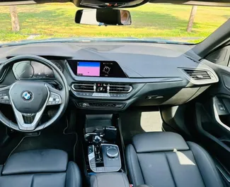 Verhuur BMW 218i. Comfort Auto te huur in de VAE ✓ Borg van Borg van 2500 AED ✓ Verzekeringsmogelijkheden TPL.