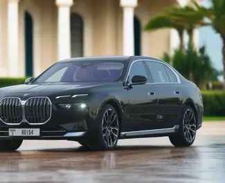 Interieur van BMW 735i te huur in de VAE. Een geweldige auto met 5 zitplaatsen en een Automatisch transmissie.