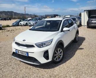 Vooraanzicht van een huurauto Kia Stonic op de luchthaven van Tirana, Albanië ✓ Auto #13253. ✓ Transmissie Automatisch TM ✓ 0 beoordelingen.