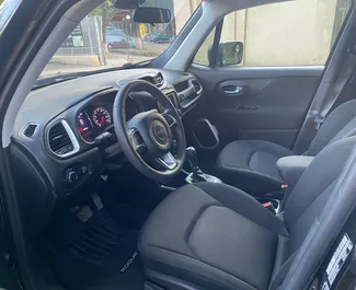 Interieur van Jeep Renegade te huur in Georgië. Een geweldige auto met 5 zitplaatsen en een Automatisch transmissie.