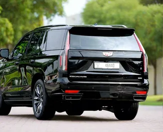Interieur van Cadillac Escalade te huur in de VAE. Een geweldige auto met 7 zitplaatsen en een Automatisch transmissie.