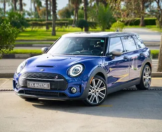 Vooraanzicht van een huurauto Mini Clubman in Batumi, Georgië ✓ Auto #13527. ✓ Transmissie Automatisch TM ✓ 0 beoordelingen.