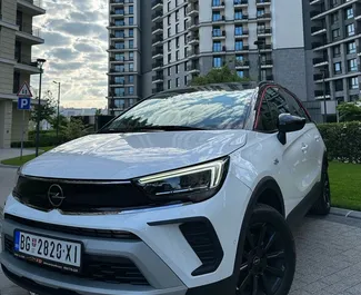 Vooraanzicht van een huurauto Opel Crossland Belgrado, Servië ✓ Auto #13348. ✓ Transmissie Automatisch TM ✓ 0 beoordelingen.