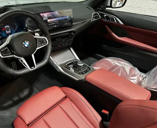 Benzine motor van 2,0L van BMW 430i Cabrio 2025 te huur in Dubai.