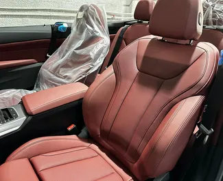 BMW 430i Cabrio 2025 beschikbaar voor verhuur in Dubai, met een kilometerlimiet van onbeperkt.