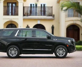Benzine motor van 5,3L van GMC Yukon 2023 te huur in Dubai.